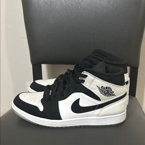 Nike Air Jordan Men's Black and White Sneakers